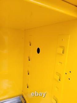 Armoire de sécurité JUSTRITE Sure-Grip EX pour produits inflammables, comptoir, 4 gallons, jaune, verrouillable.
