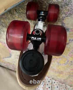 Patins à roulettes Sure Grip. Neufs, couleur beige. Trucks DA Avenger 45, roues de 65 mm. Taille 7 homme.